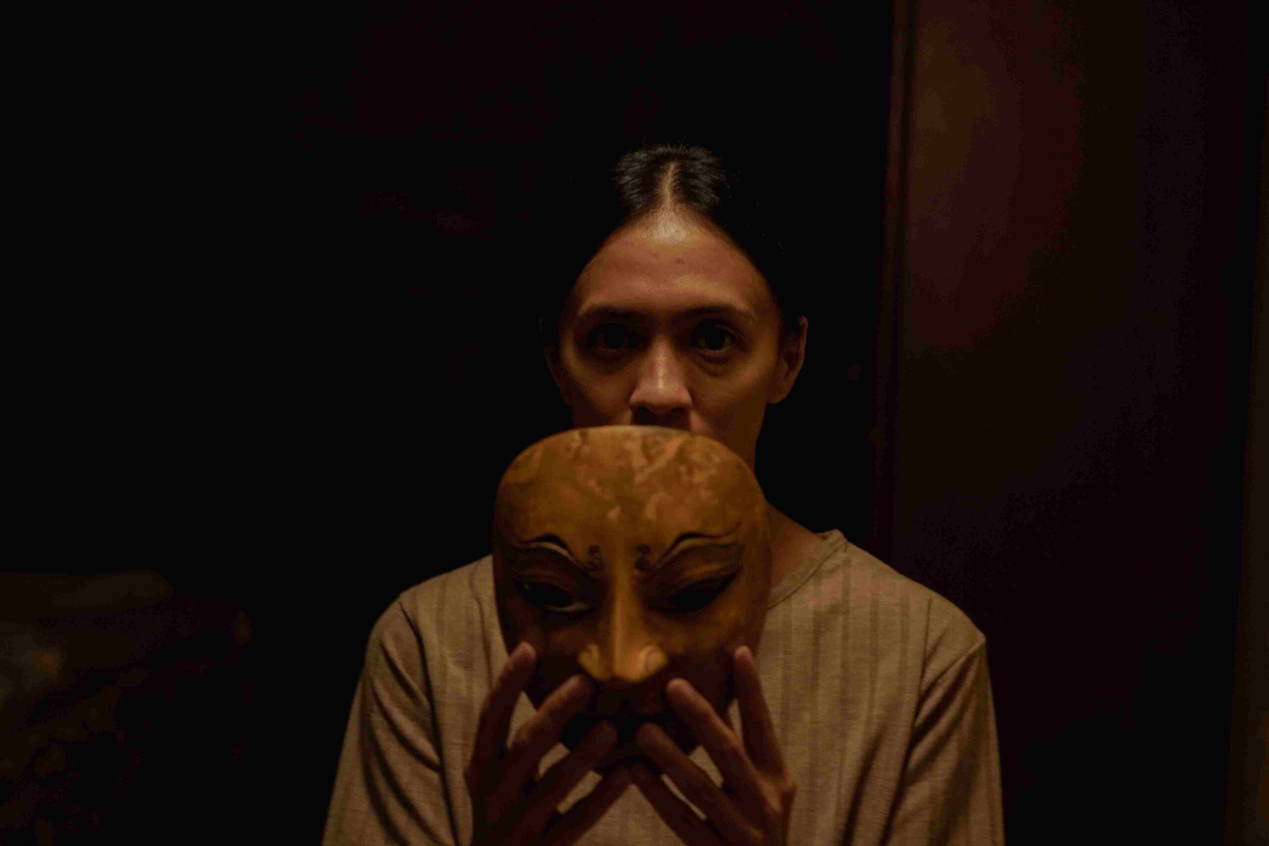 Agla Artalidi dalam film Sebelum 7 Hari.
