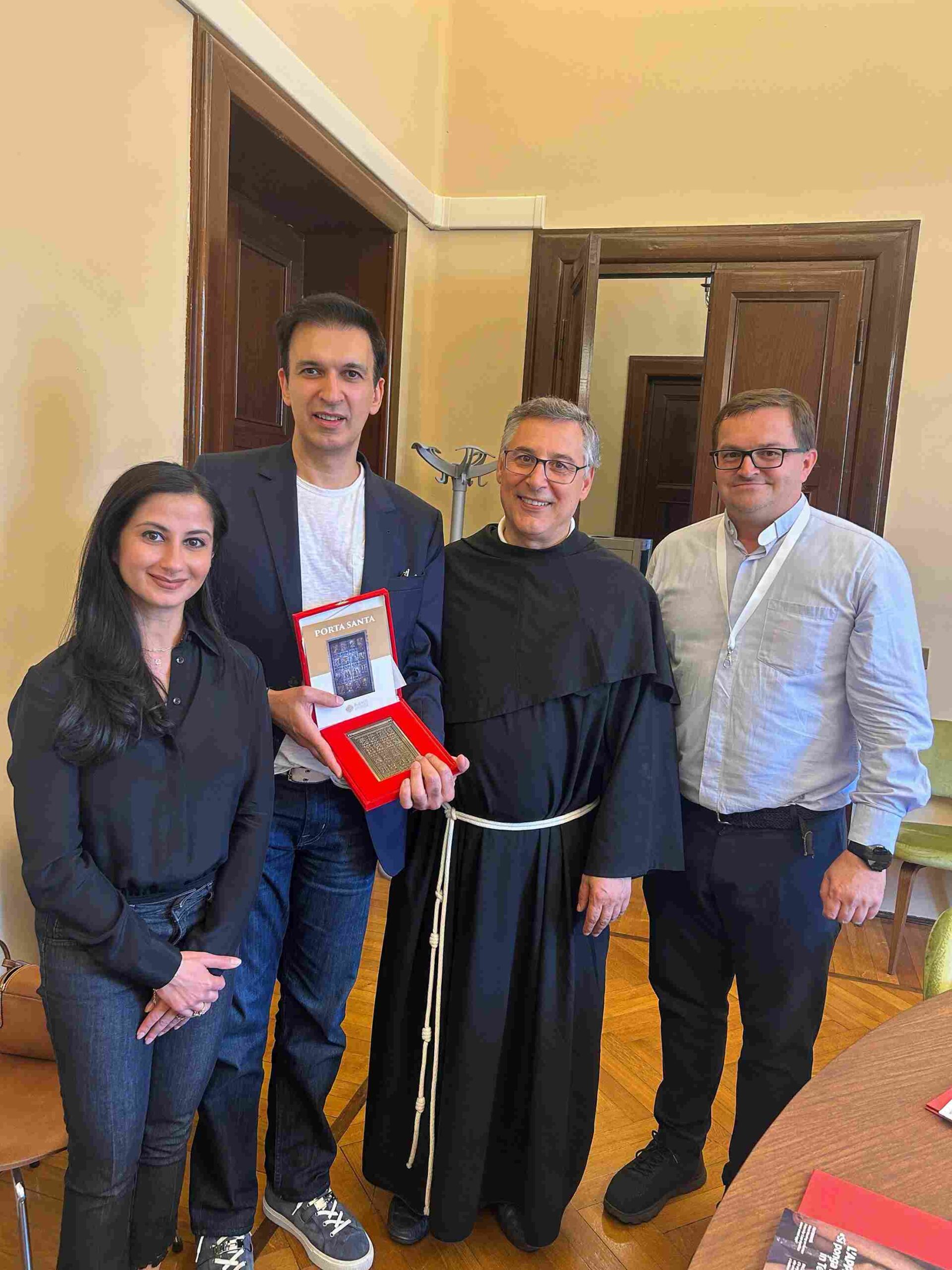 Manoj Punjabi bersama  Fr. Enzo Fortunato di Vatikan.
