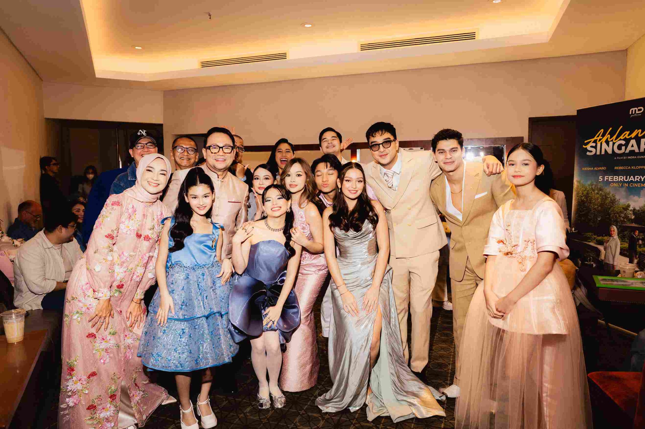 Daftar pemain film Ahlan Singapore, dipotret saat gala premiere.